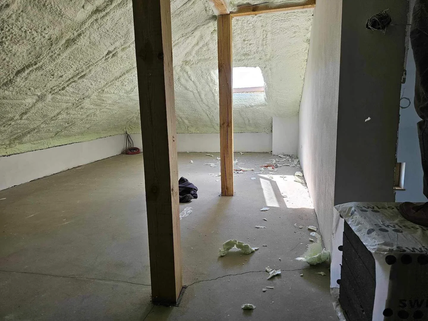 Czy pianka poliuretanowa izoluje? Fakty, badania i parametry techniczne